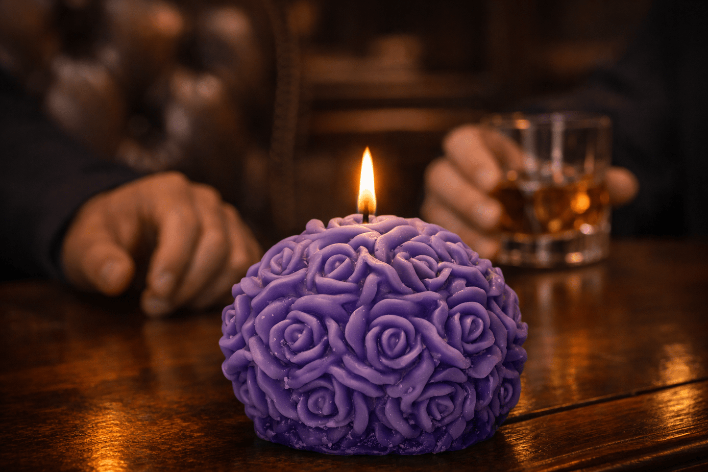 "Noir Bloom" 270g - Świeca sojowa z męskim Vibem. Róża, Paczula, Cedr. - W Zmysłach