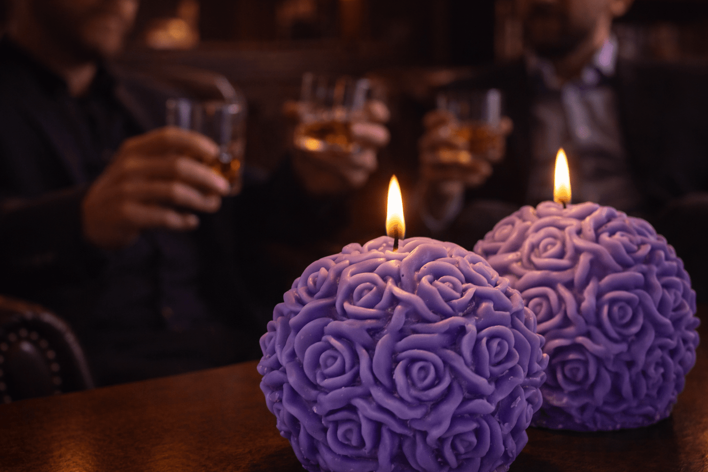 "Noir Bloom" 270g - Świeca sojowa z męskim Vibem. Róża, Paczula, Cedr. - W Zmysłach